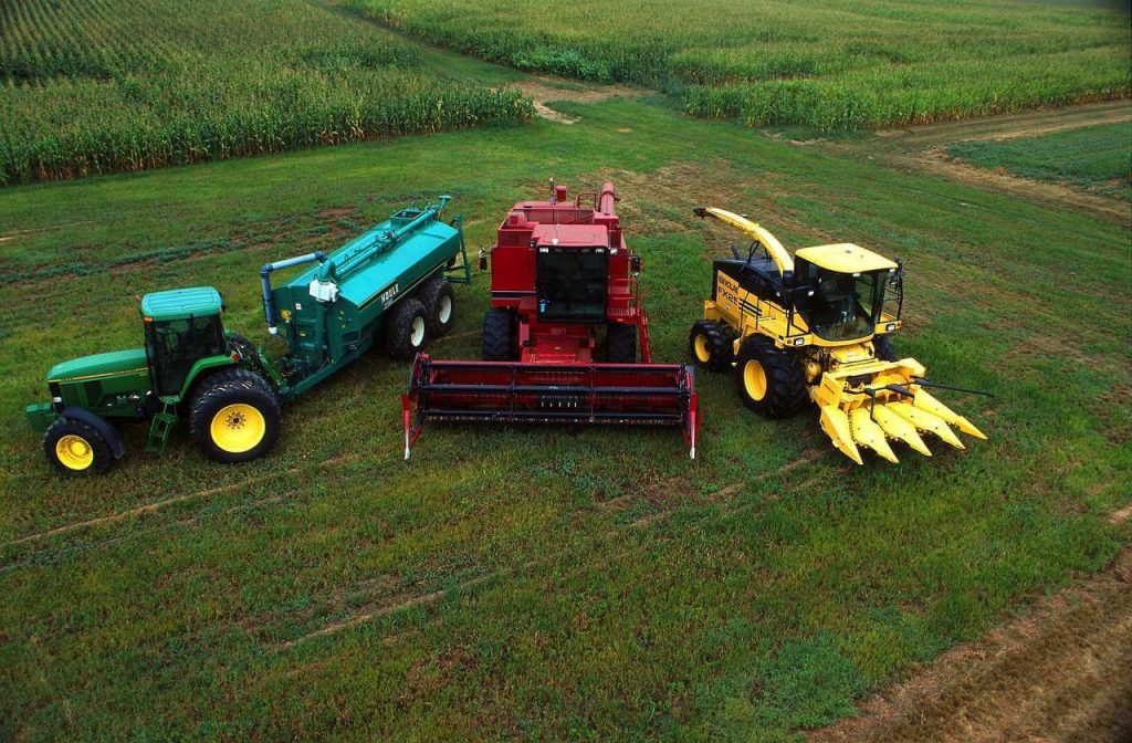 Foto com maquinário agrícola